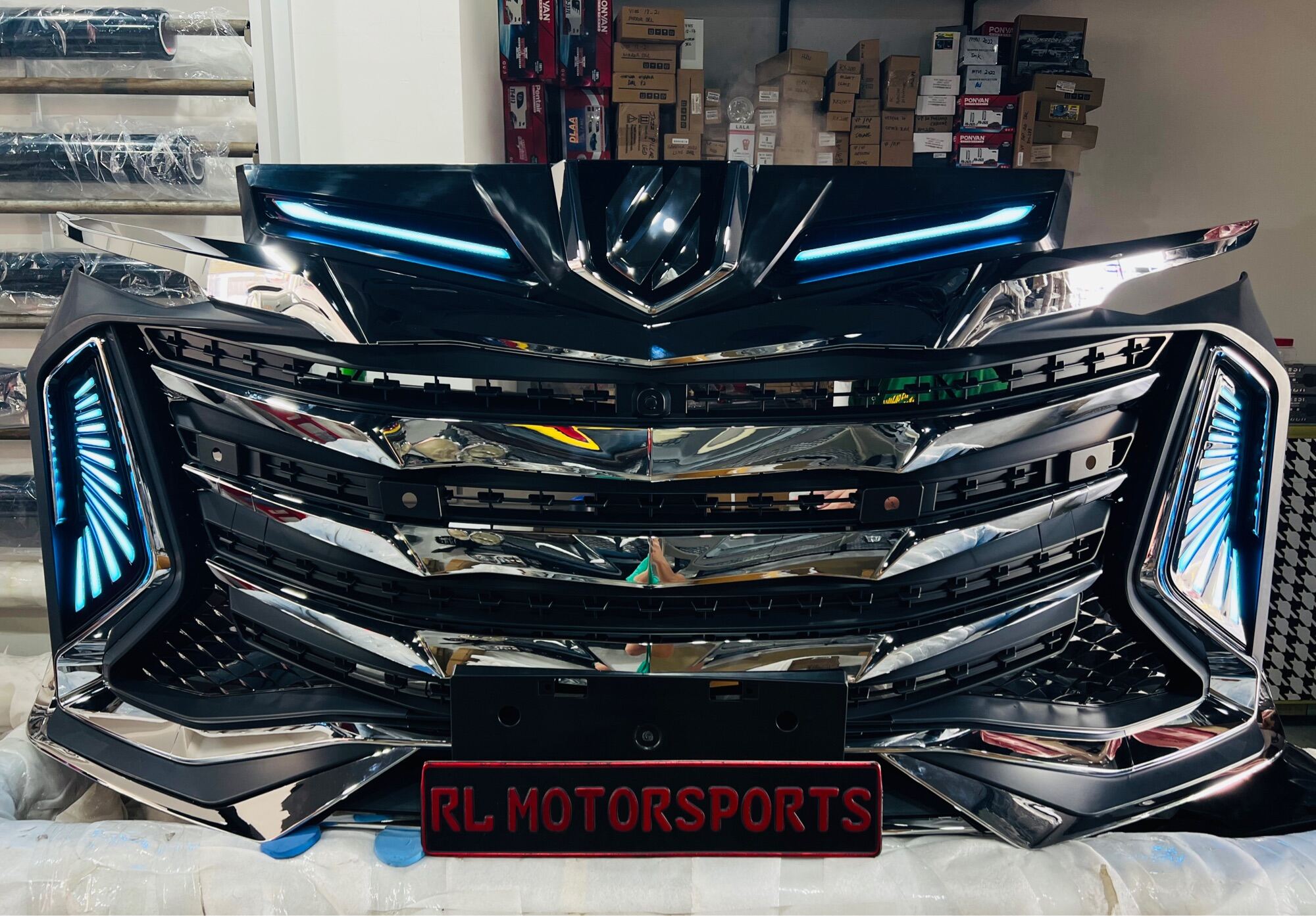 Toyota Alphard Century Hawk Front