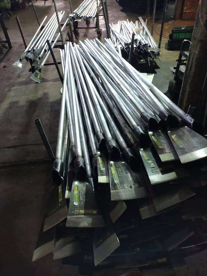 Pahat Sawit Siap Batang 2 meter / Palm Oil Chisel with Handle 2 meter. 