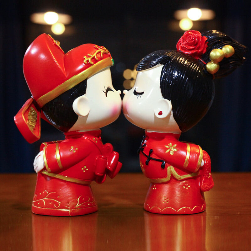 Creative Wedding Gift for Bridesmaid New Home Decor Resin Figure Couple Sculpture Living Room Bedroom Decoration Wedding Celebration