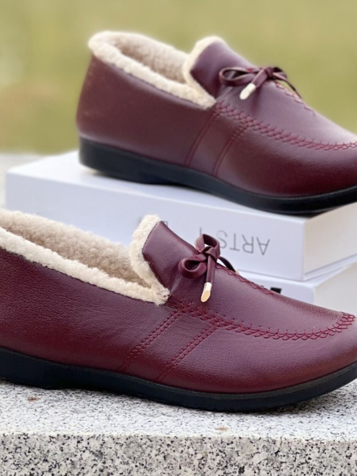 Winter New Fashion Fleece Lined Slip on Soft Bottom Lightweight Anti Slip Mom Shoes Cotton Warm Casual Shoes for Middle Aged And Elderly Women. 