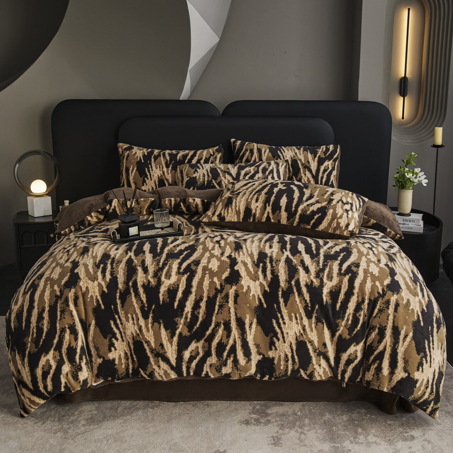 Winter Thickened Skin-friendly Milk Velvet Four-piece Bedding Set Leopard Print Duvet Cover Queen Size Bed Cap Style Bedding Harga  233 Ringgit*Penghantaran Percuma