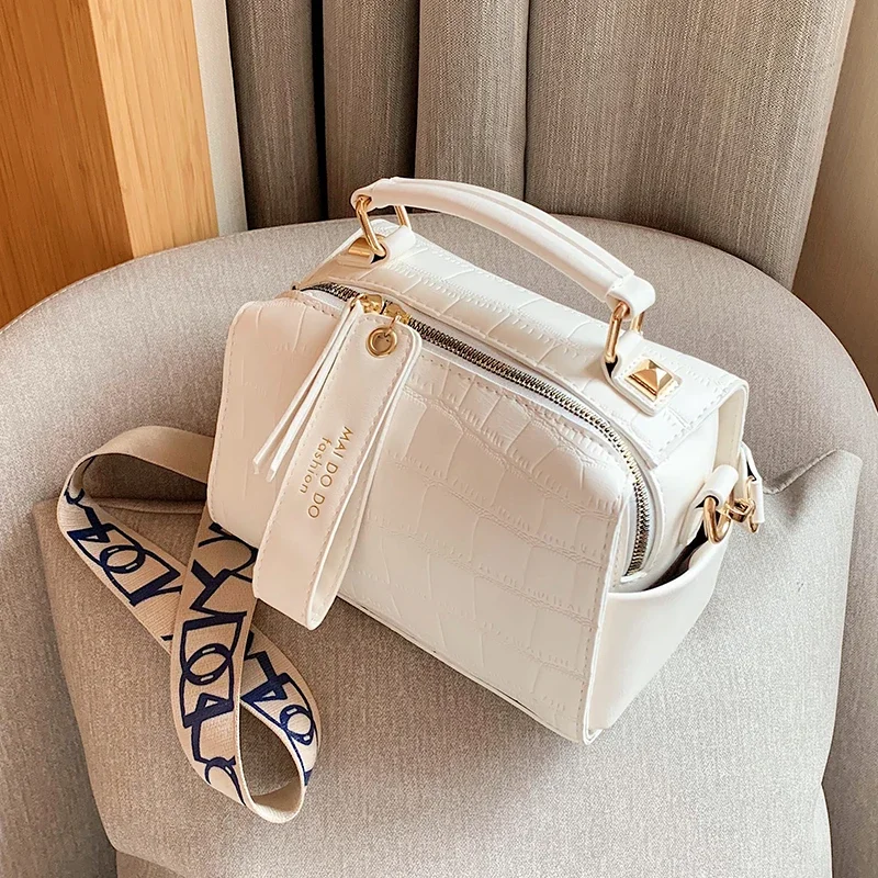 Summer All-Matching Ins Small Bag for Women 2021 Popular New Fashion Hand Holding Pillow Bag Wide Shoulder Strap Messenger Bag