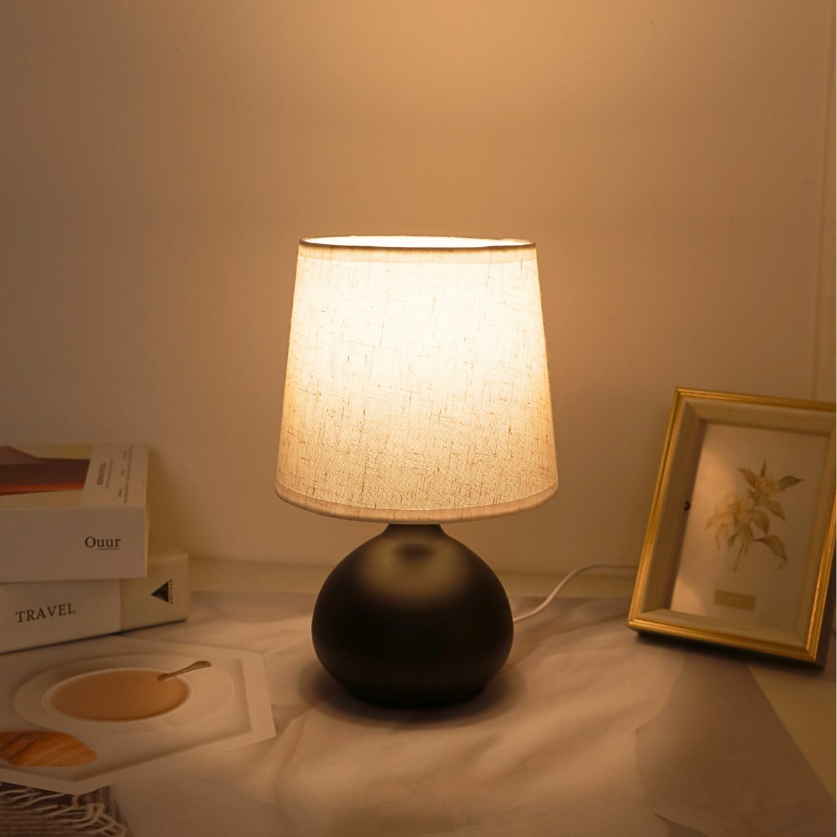 Nowoczesna, materiałowa, ciepła lampka nocna USB z włącznikiem
_voghion.com