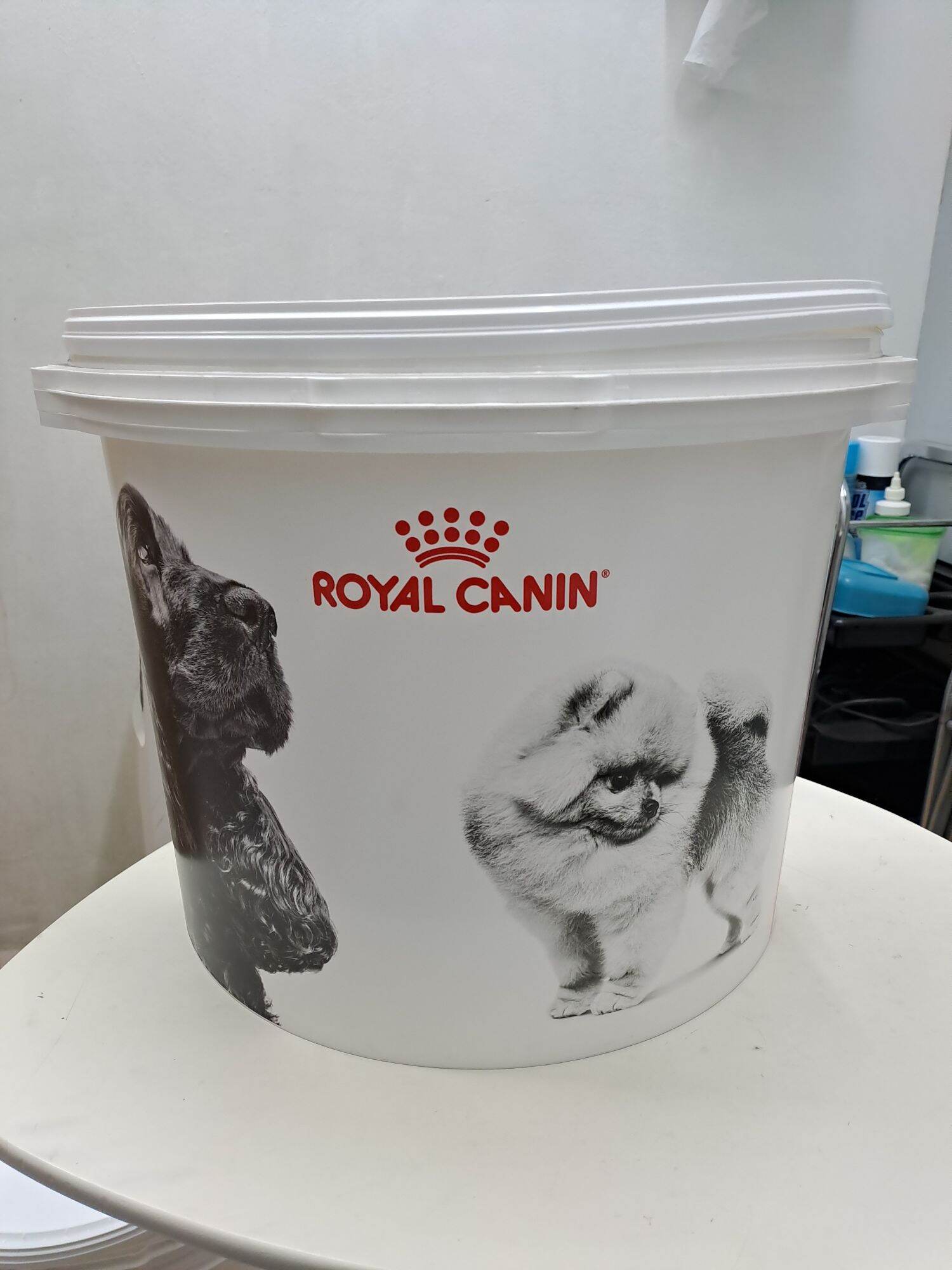 Royal canin food outlet container