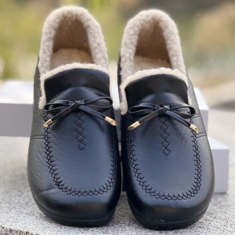 Winter New Fashion Fleece Lined Slip on Soft Bottom Lightweight Anti Slip Mom Shoes Cotton Warm Casual Shoes for Middle Aged And Elderly Women. 