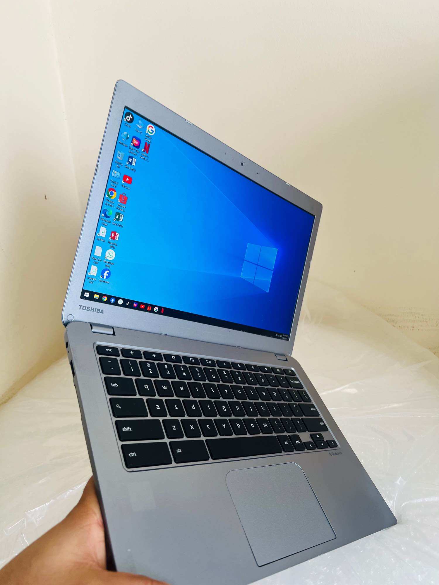 Dell Chromebook 5190 11.6" – Intel N3350, 4GB RAM, 16GB SSD, Chrome OS (Fully Tested, Minor Crack)