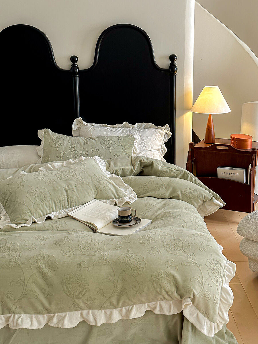 French Princess Style Carved Milk Velvet Coral Fleece Four Piece Bedding Set Thick Warm Winter Comforter Cover Sheet Duvet Cover Harga  207 Ringgit*Penghantaran Percuma
