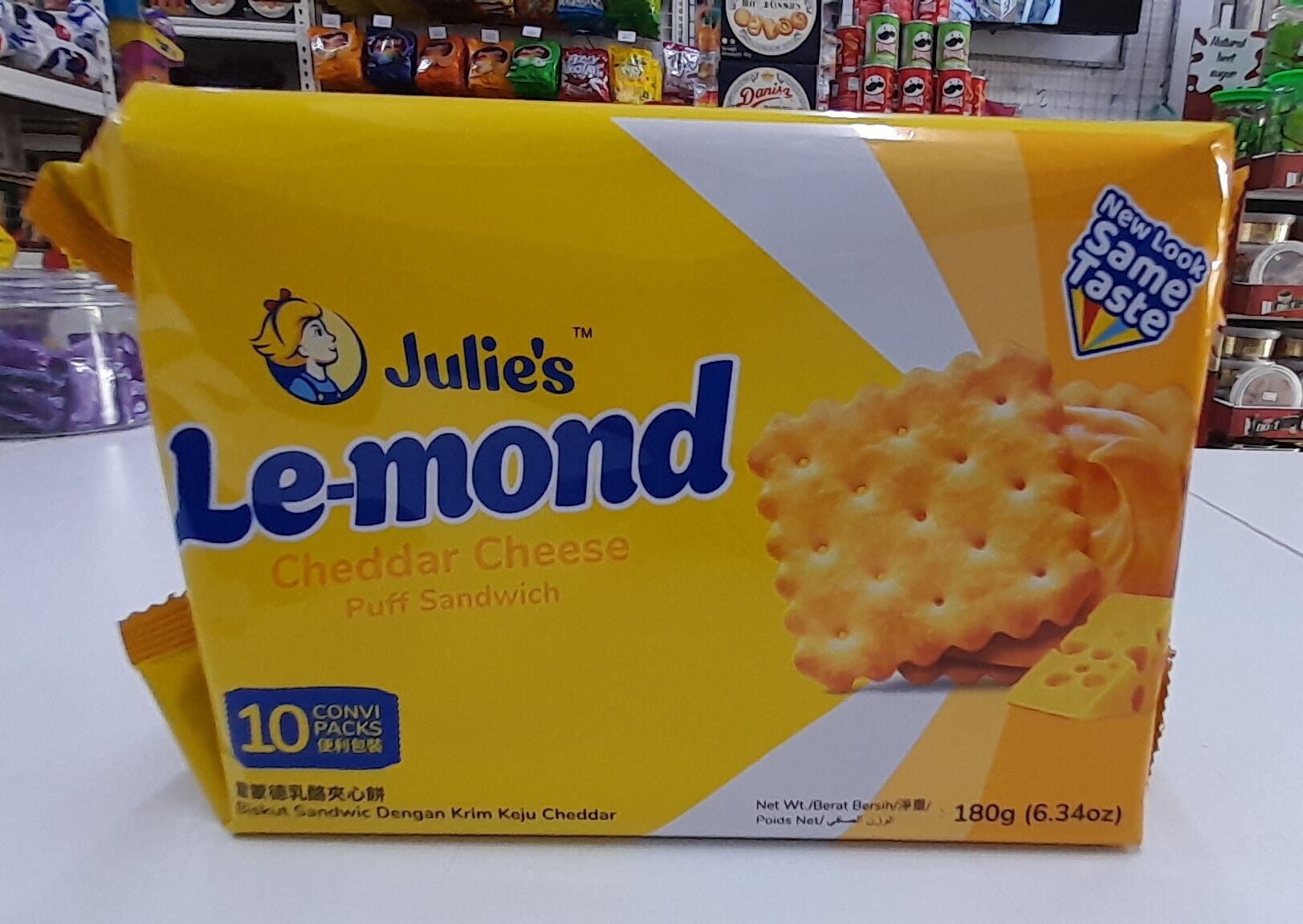 JULIE'S LEMOND CHEDDAR CHEESE FLAVOURED PUFF SANDWICH BISCUIT (180G