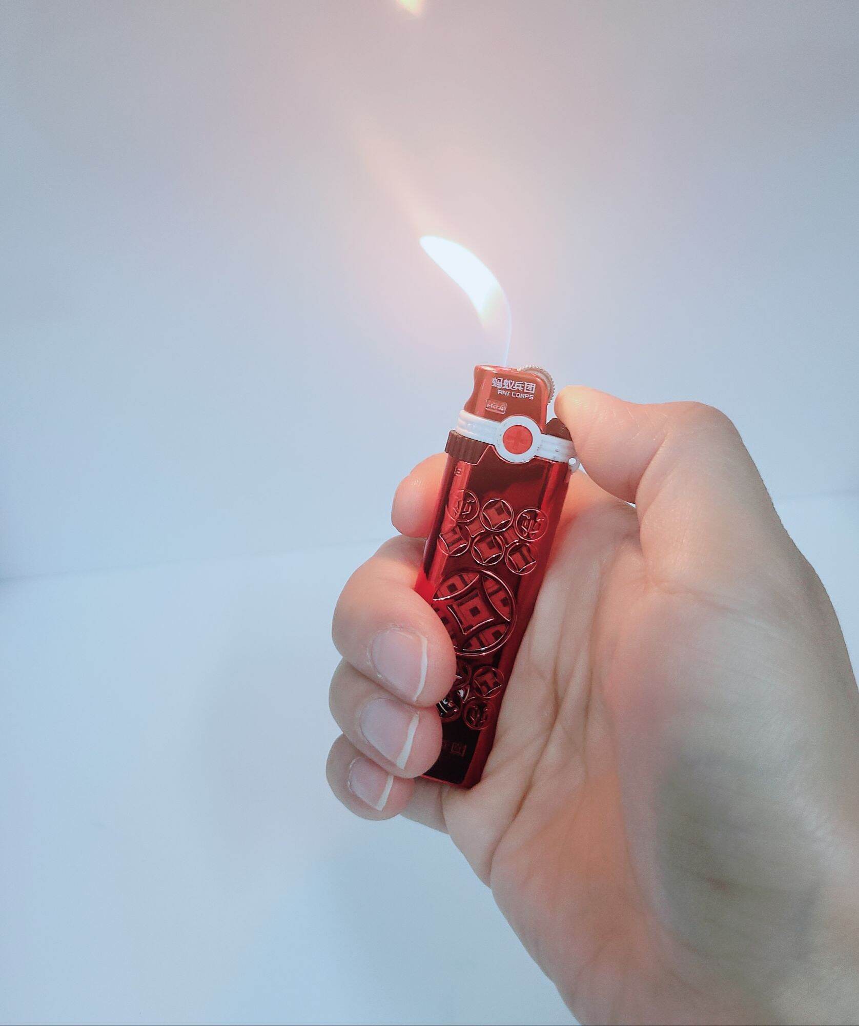 AC6T Red Ant Soft Flame Metal Lighter (Random). 