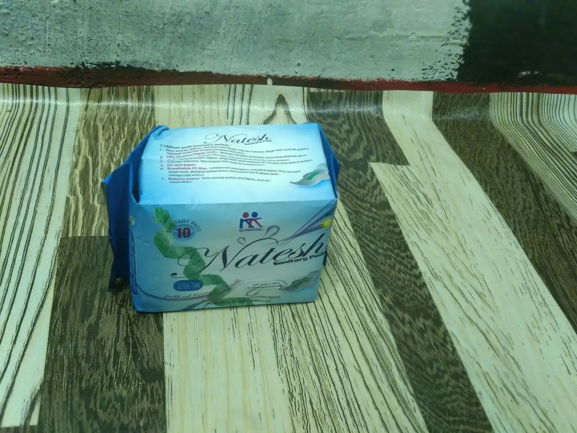 Natesh Sanitary Pantyliner Day Use White Mangnetic Napkin Pads For Women